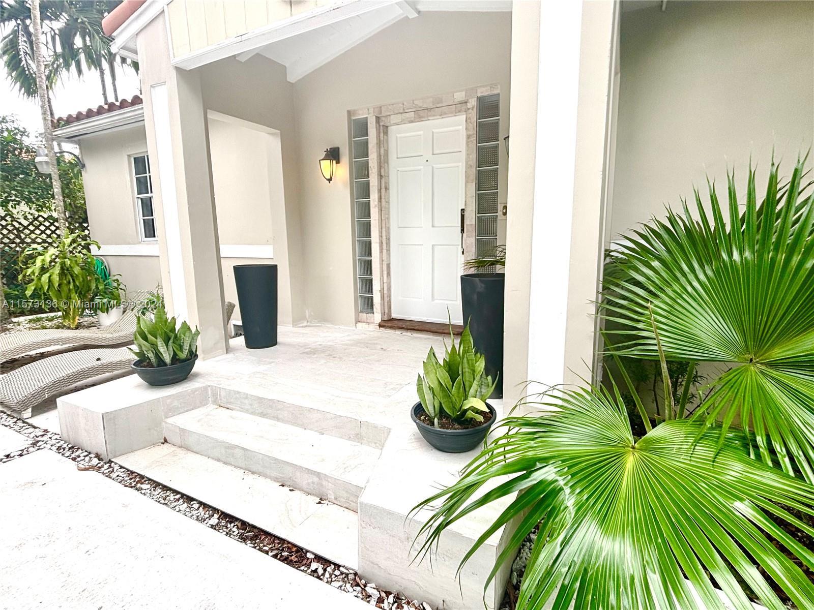 Beautifully remodeled 3 bedroom 2 bath house in desirable Coconut Grove.
Stunning REMODELED kitchen