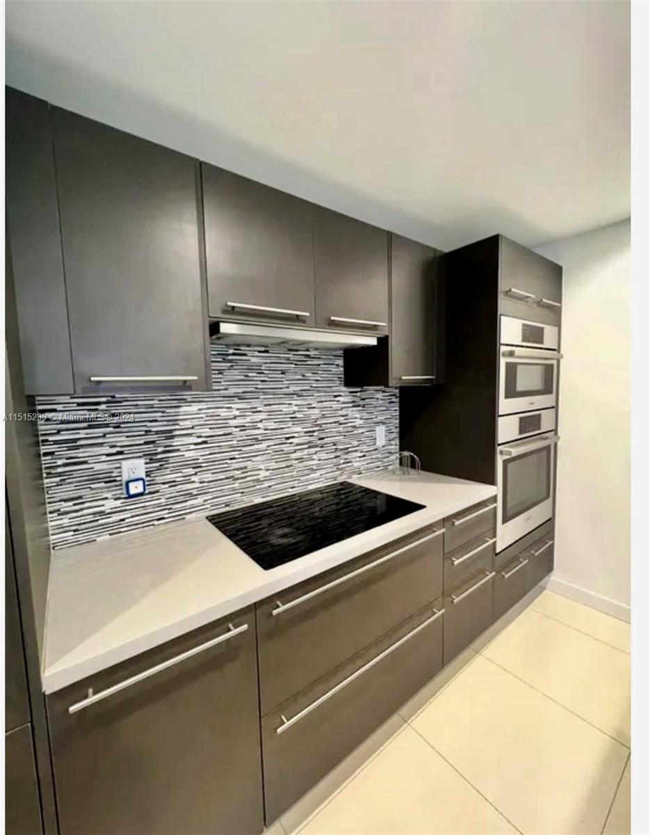 Beautiful LIKE NEW CONDO Modern apartment 1 bed/1.5 bath. Easy access to and from the parking lot.  
