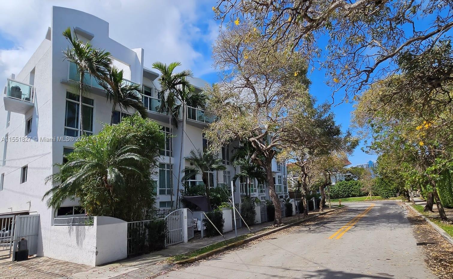 Rare opportunity to own a 3/3.5 townhouse in Miami Beach. Close to beach, South Beach, restaurants, 