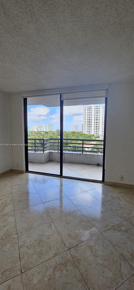 FOR SALE BEST PRICE IN THIS LUXURIUS BUILDING IN THE HEART OF AVENTURA! BEAUTIFUL VIEW TO THE LAKE A