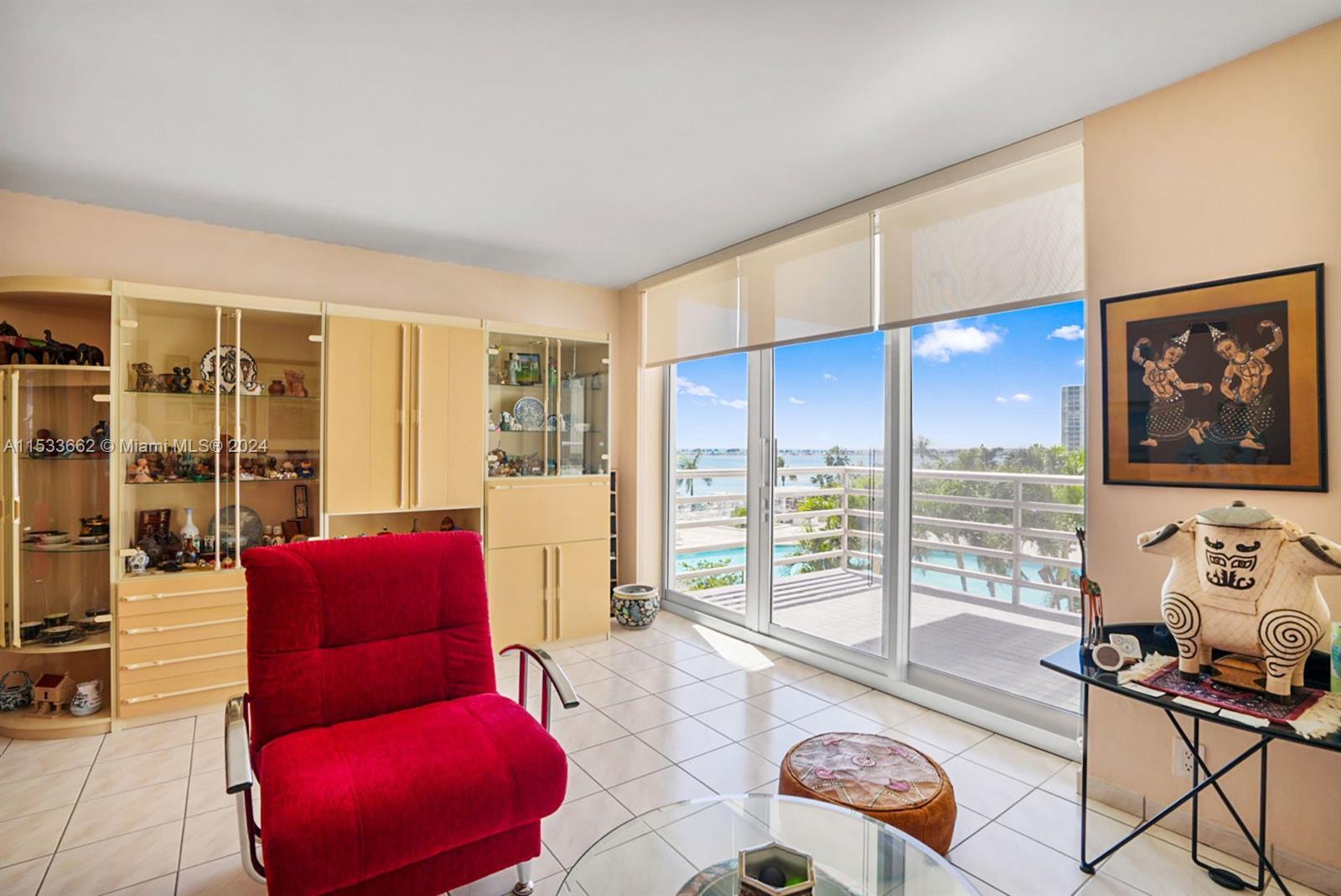Nice oversized bay front unit 1117 SQFT( 1/1/1.5).  Gorgeous views of Biscayne Bay 24/7.
Experience