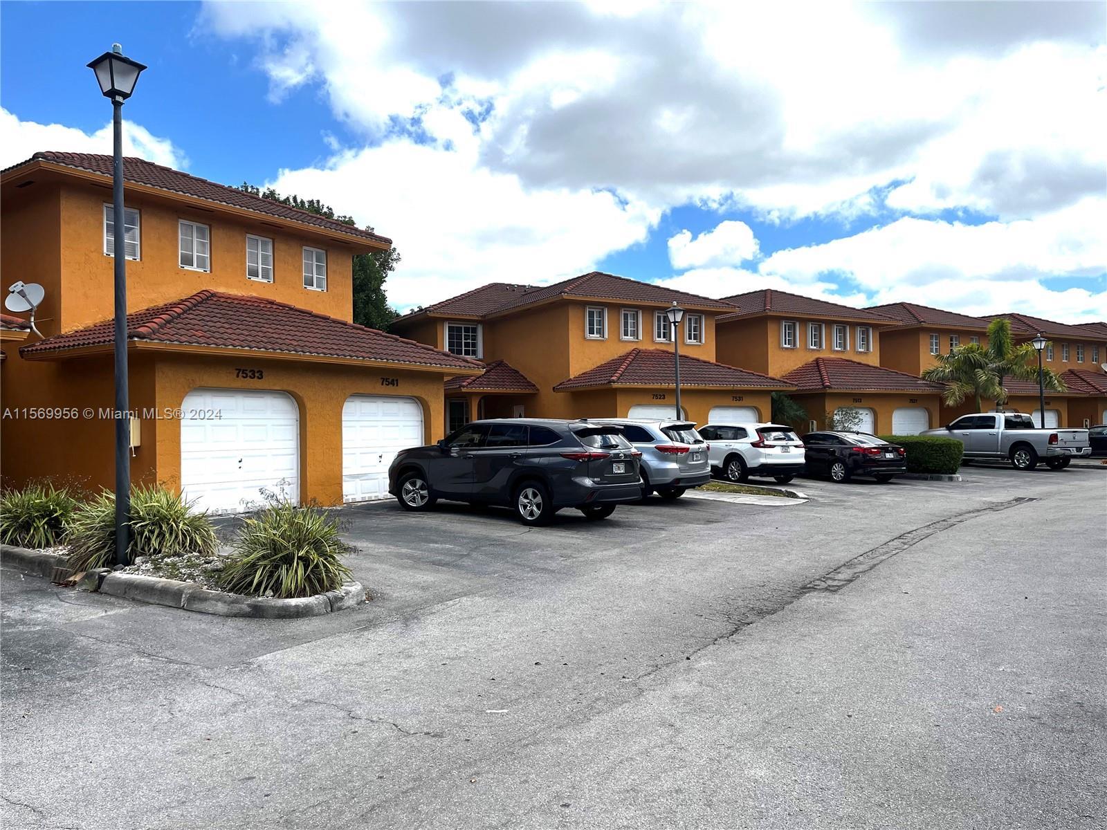 Spacious single story condo-townhome style, located in desirable Hialeah-Miami Lakes area. 3 bedroom