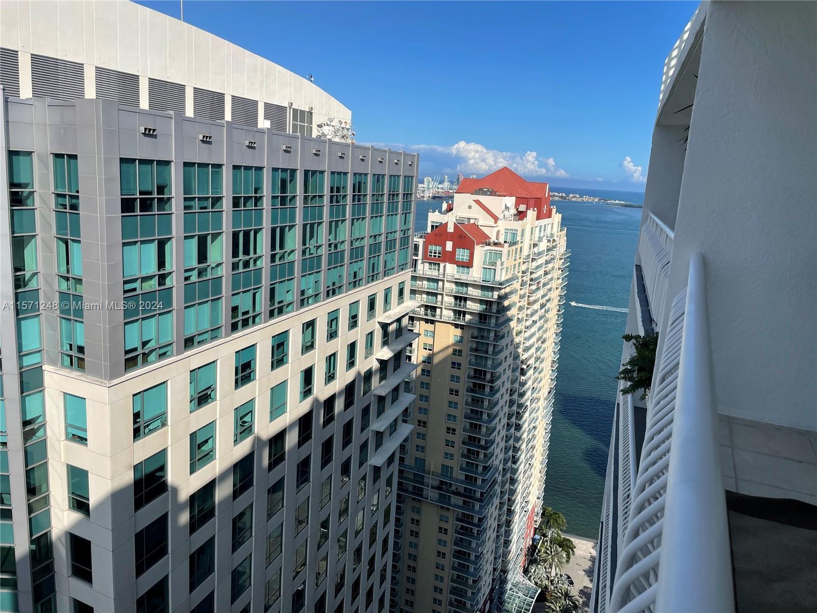 Investor's Dream in Miami's Heart! Welcome to this chic one-bedroom, one-bathroom penthouse apartmen