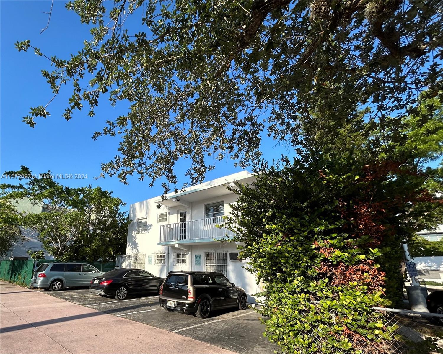 Unbeatable location!Small quiet building in a beautiful quiet section of famous South Beach. This pr