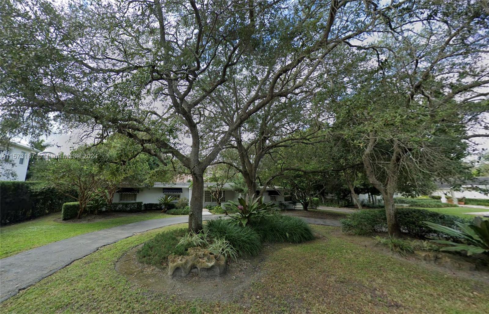 Photo of 9310 SW 70th Ave in Pinecrest, FL