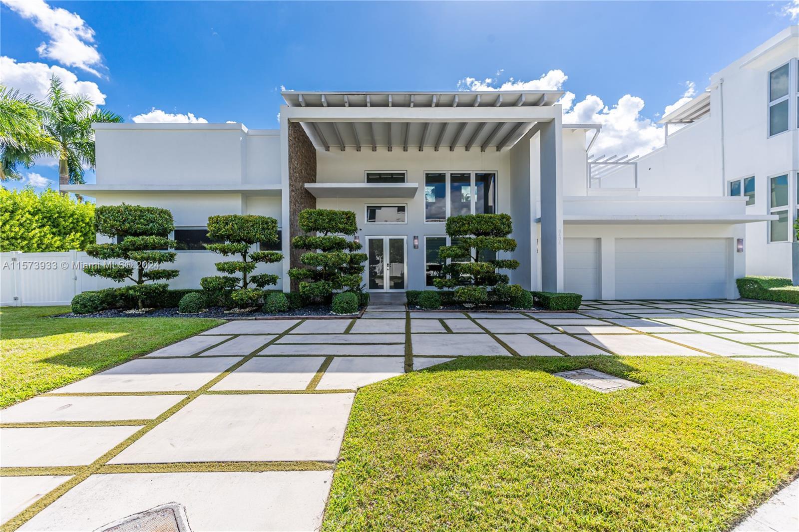 Spectacular home in the best area of Doral, the Oasis Park Square community, living area 3,838 squar