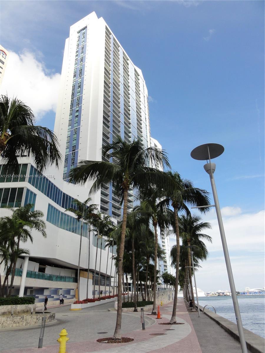 Spacious 2/2 split unit with fabulous direct views of Miami River, Biscayne Bay, Port of Miami and B