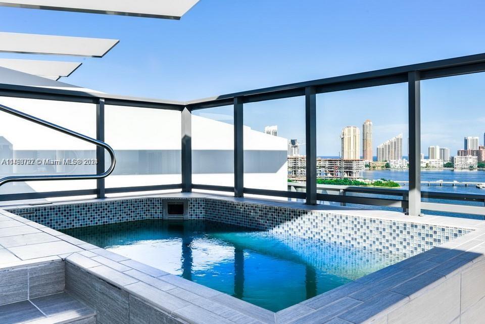 Unique Penthouse apartment with 2 BEDROOMS and 2,5 bathrooms in a luxury building of Echo Aventura. 