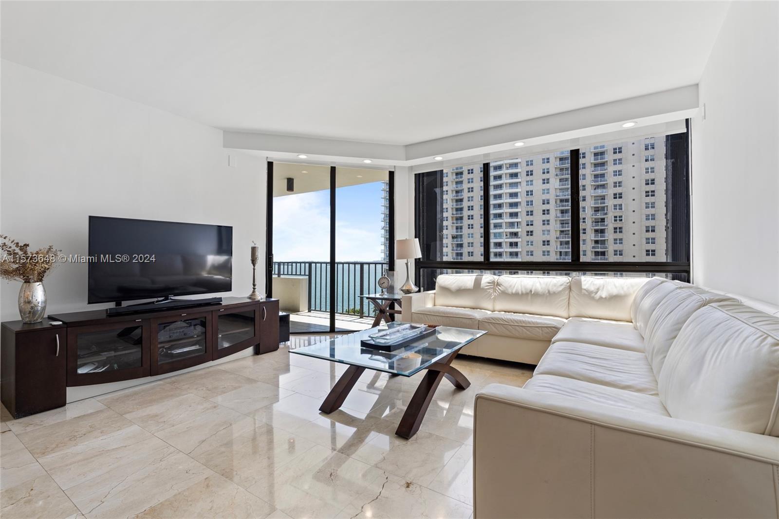 Beautiful 2/2 very bright and spacious in exclusive Brickell Key with gorgeous Bay views and Skyline