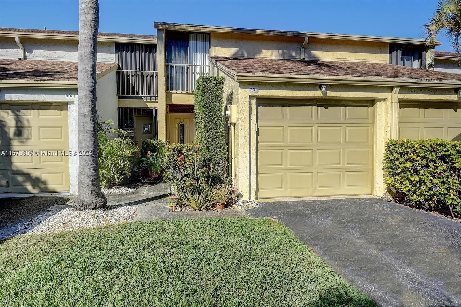2/2.5 TOWNHOME IN BOCA PINAR. REMODELED UNIT WITH OPEN FLOORPLAN. TILE THROUGHOUT LIVING AREAS DOWNS