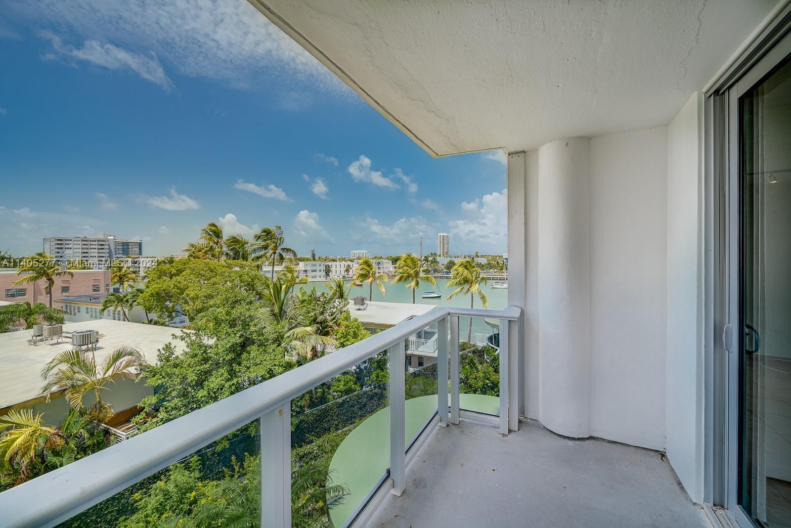 Come and enjoy the beautiful King Cole building just minutes from Miami Beach.  Extremely spacious 2