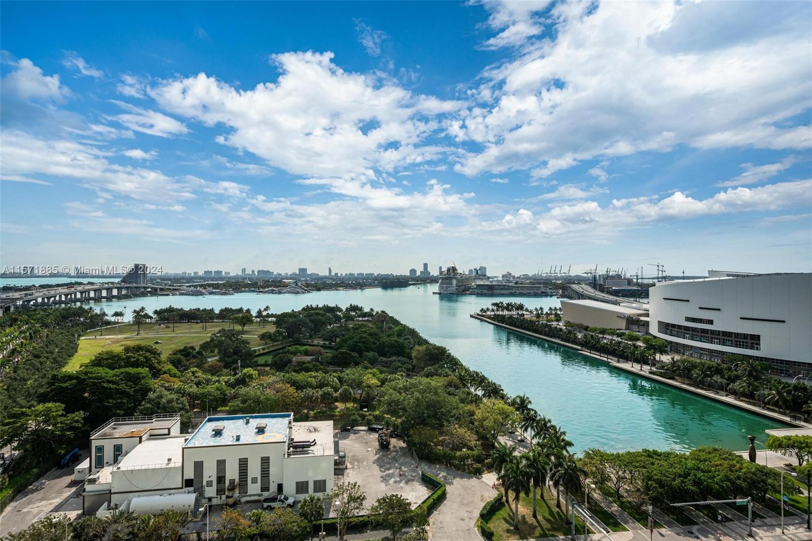 Experience elevated urban living at the heart of Downtown Miami. Step into a meticulously condo with