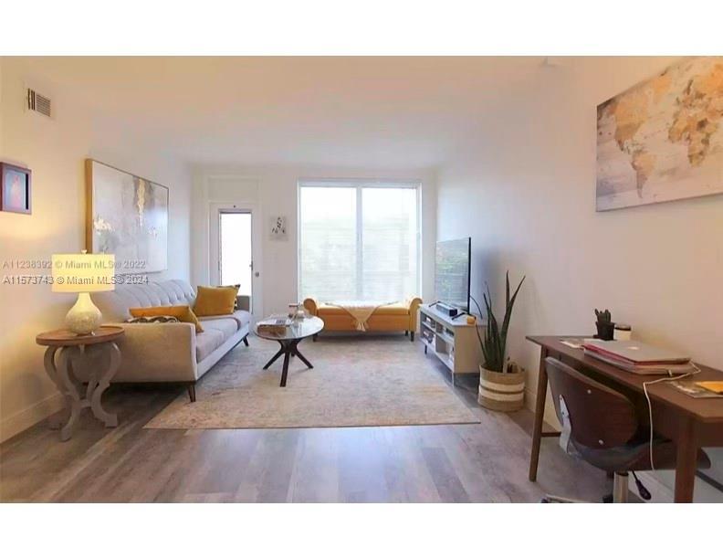 This beautiful unit is located in a prime area of South Beach, just a few blocks from the exquisite 