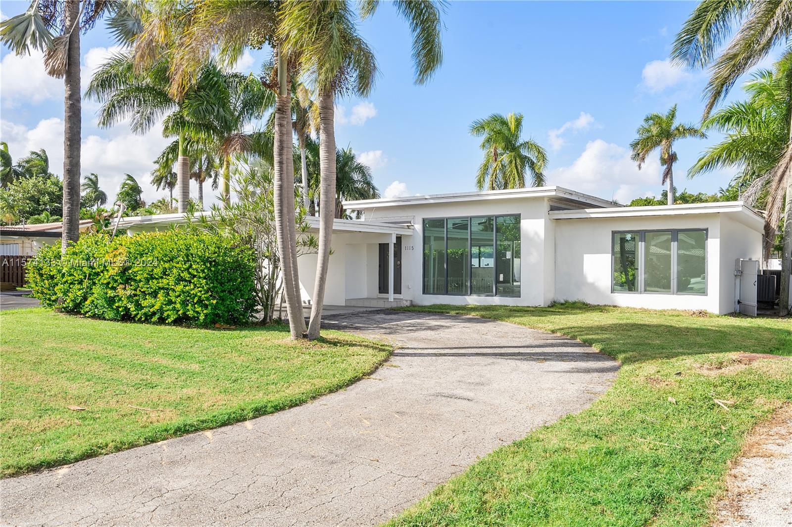 Photo of 1115 N Northlake Dr in Hollywood, FL