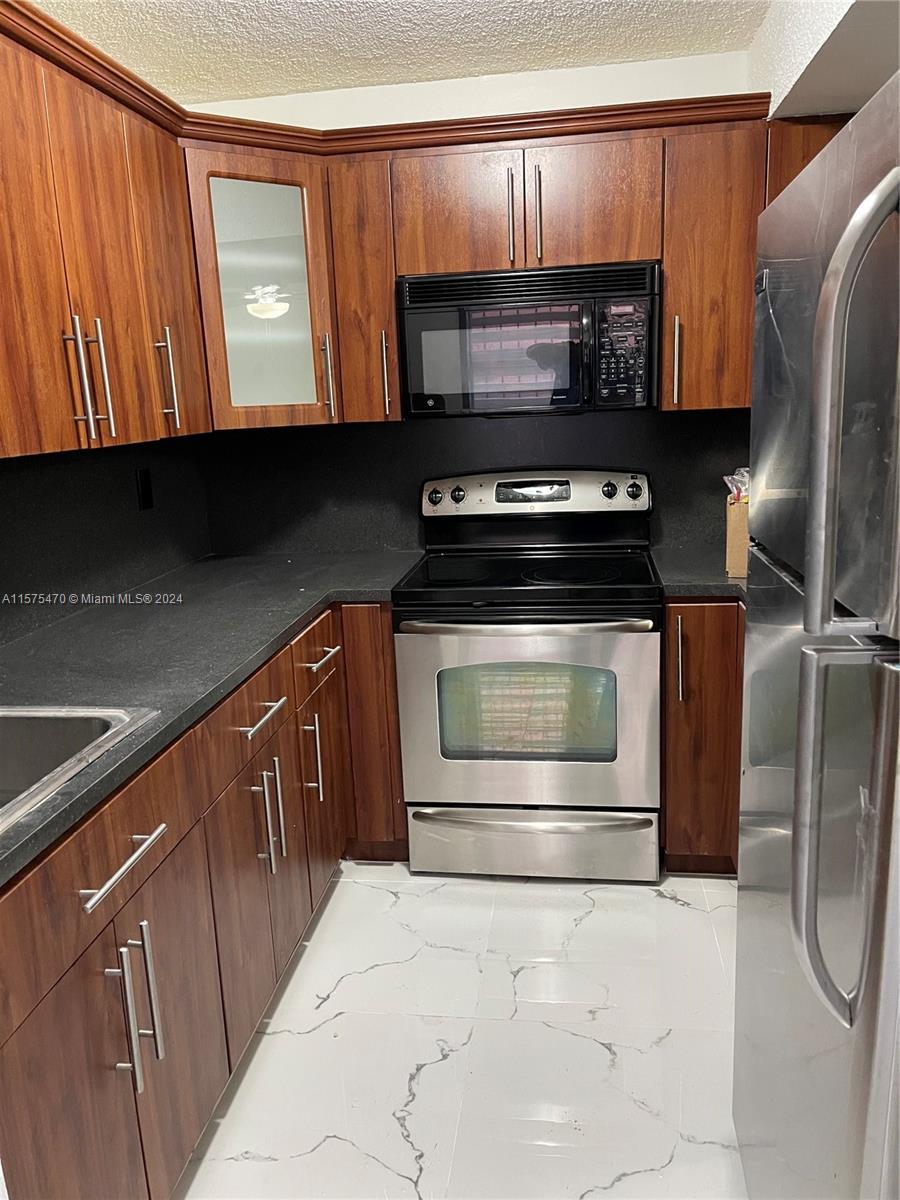 Renovated 2-bedrooms and 2-bathrooms apartment in the heart of Hialeah. Unit is tiled throughout, up