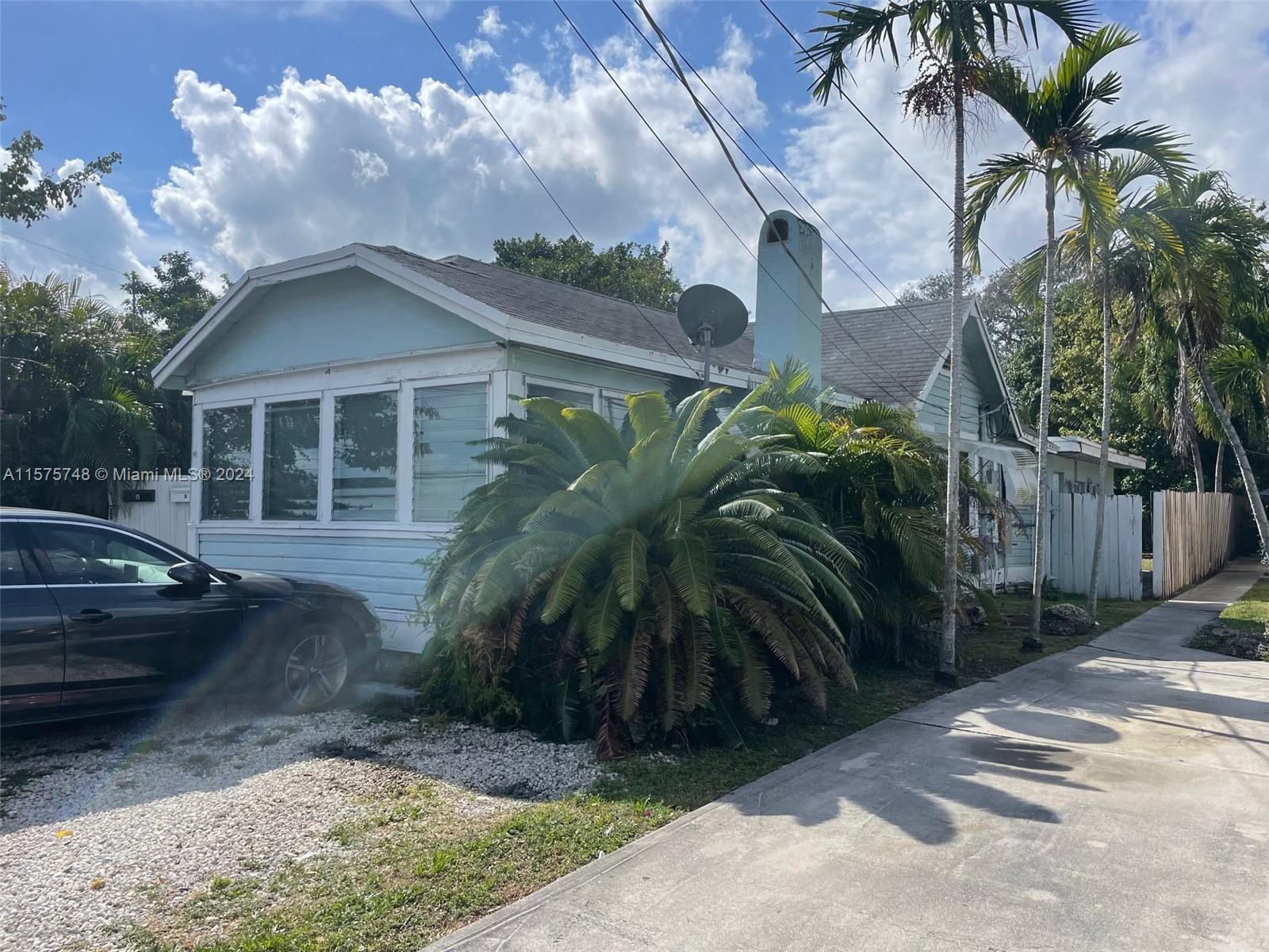 Great Investment!! Duplex in Hollywood Unit A 2/1- Unit B 1/1. Multifamily area. Excellent for inves