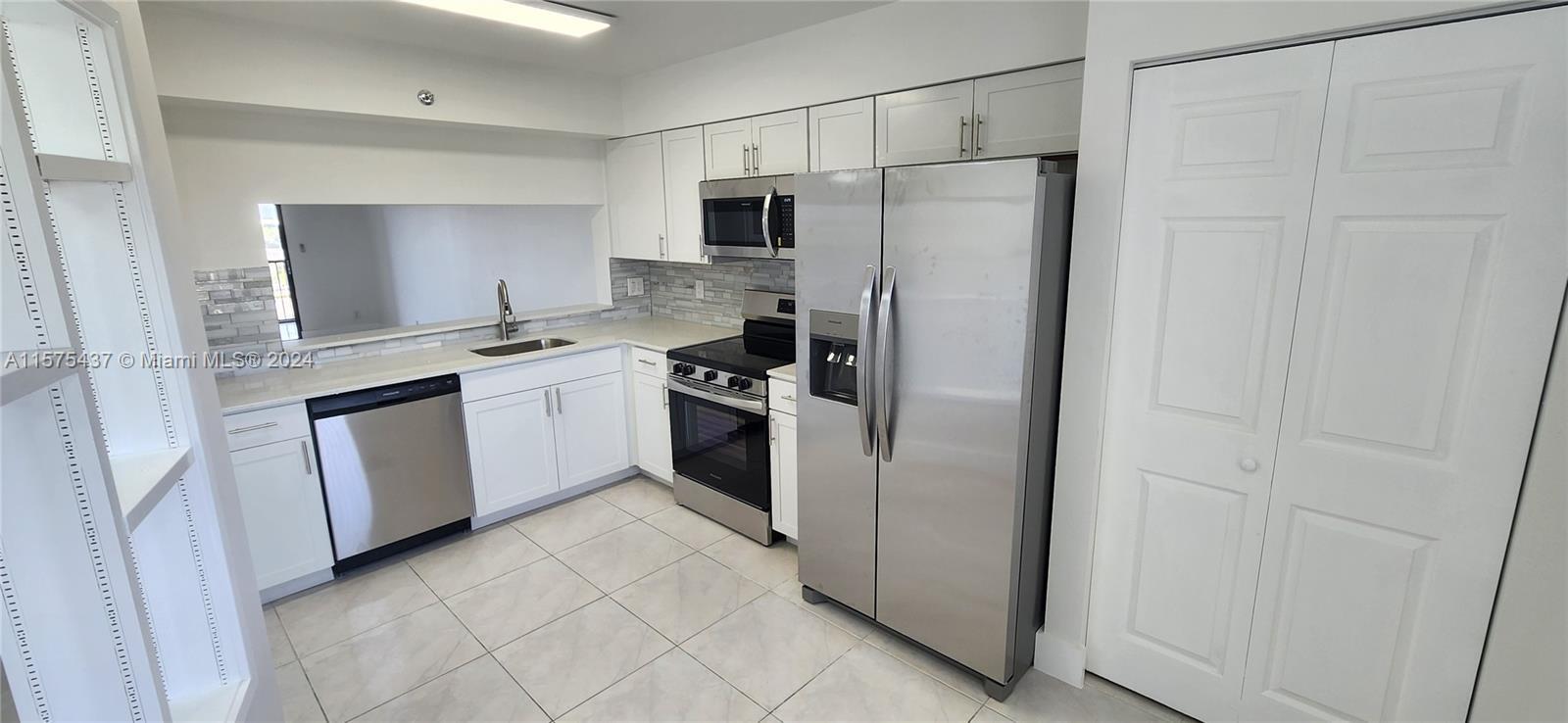 L@@k IS VACANT. Immaculate fully remodeled 2/2 Condo in Pompano Beach. Beautiful cabinets, Quartz co