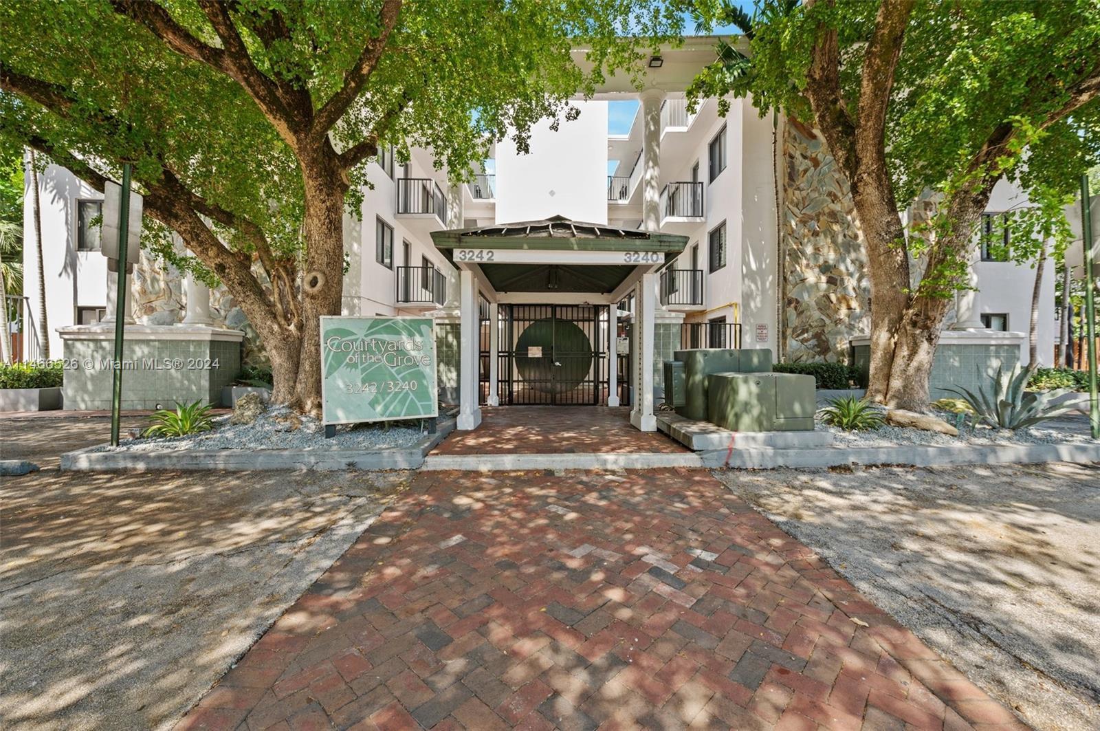 Welcome to this charming 1-bedroom, 1-bathroom condo nestled in the vibrant heart of Coconut Grove. 