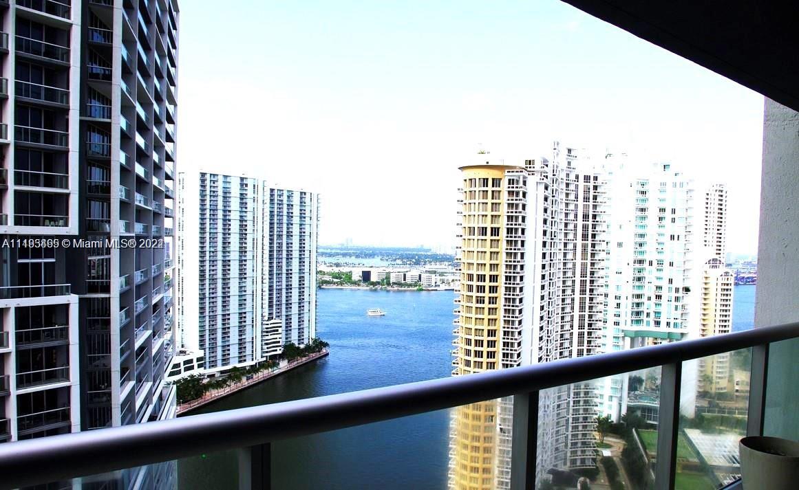 This fully contemporary Italian design at Icon Brickell unit, in the most desired tower, is facing B