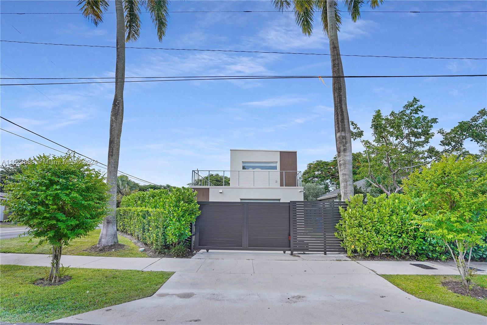 Introducing a contemporary masterpiece in Ft. Lauderdale. This modern home seamlessly blends luxury 