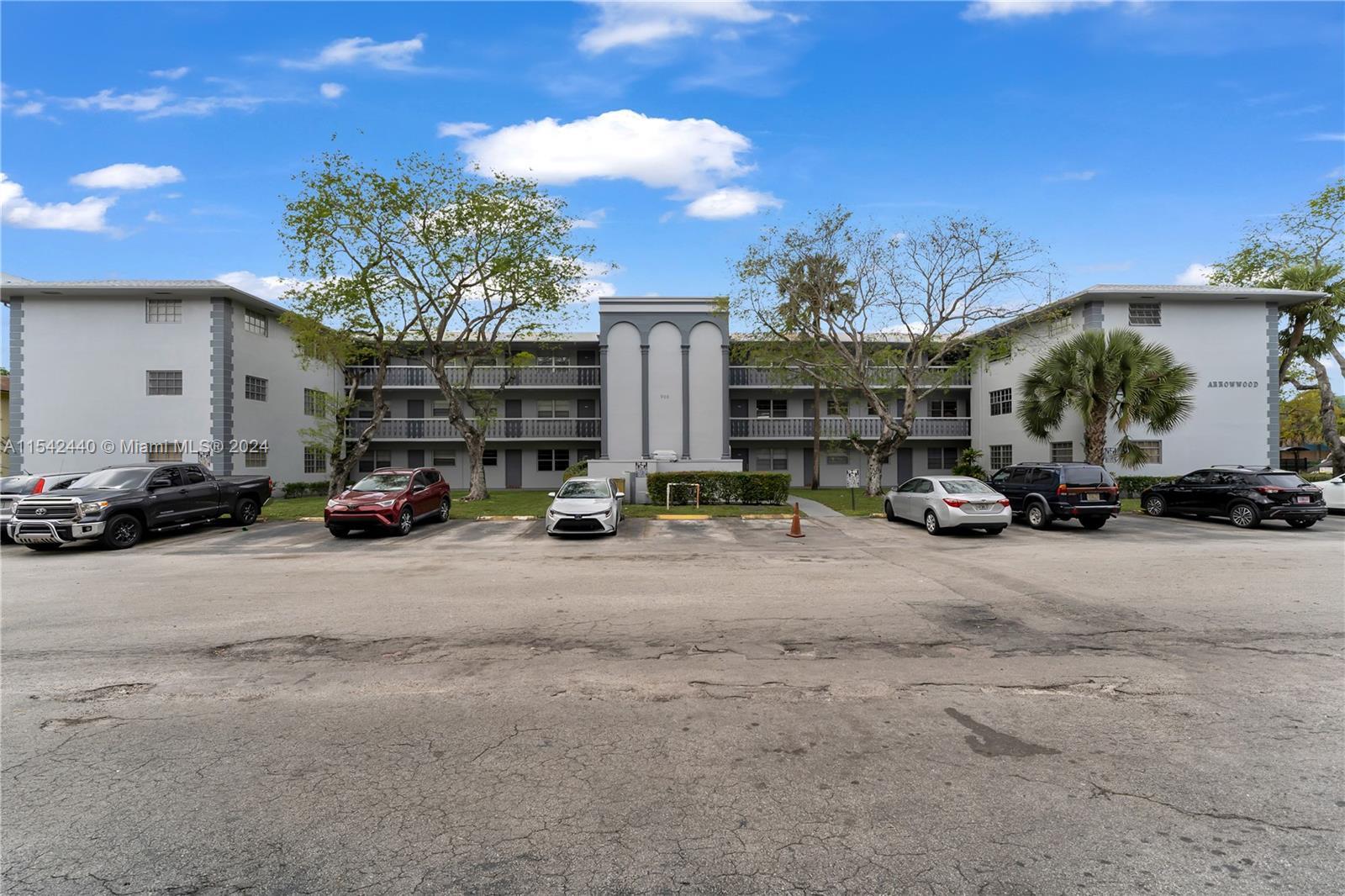 Photo of 900 Tallwood Ave #304 in Hollywood, FL