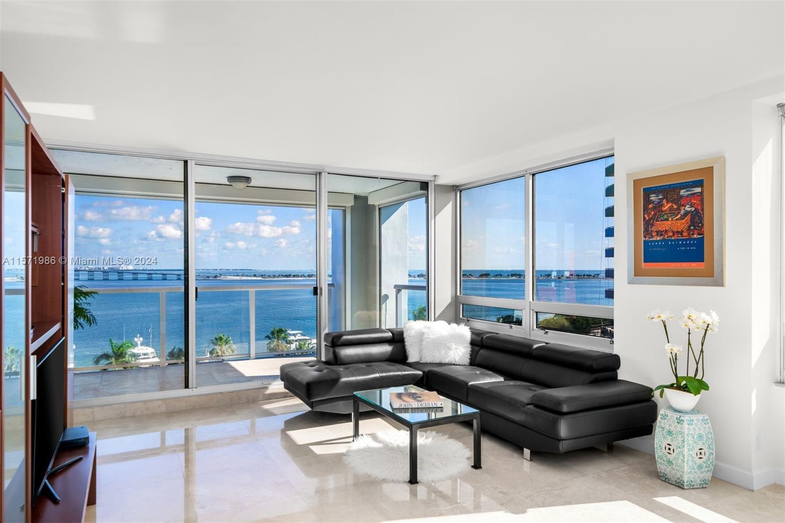 This coveted 01 Line 2/2 at the Palace Brickell showcases dynamic 8th floor Bay & Skyline views. Mod