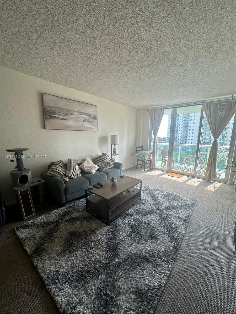 Great condo with breath-taking views! Centrally located in the complex 1 block to the Ocean 1/1 Cond