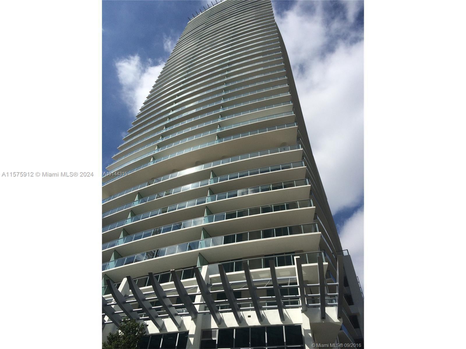 Lovely Unit in the heart of Brickell. 1 Bed + 1 Bath boasts ample natural light. Beautiful view fron