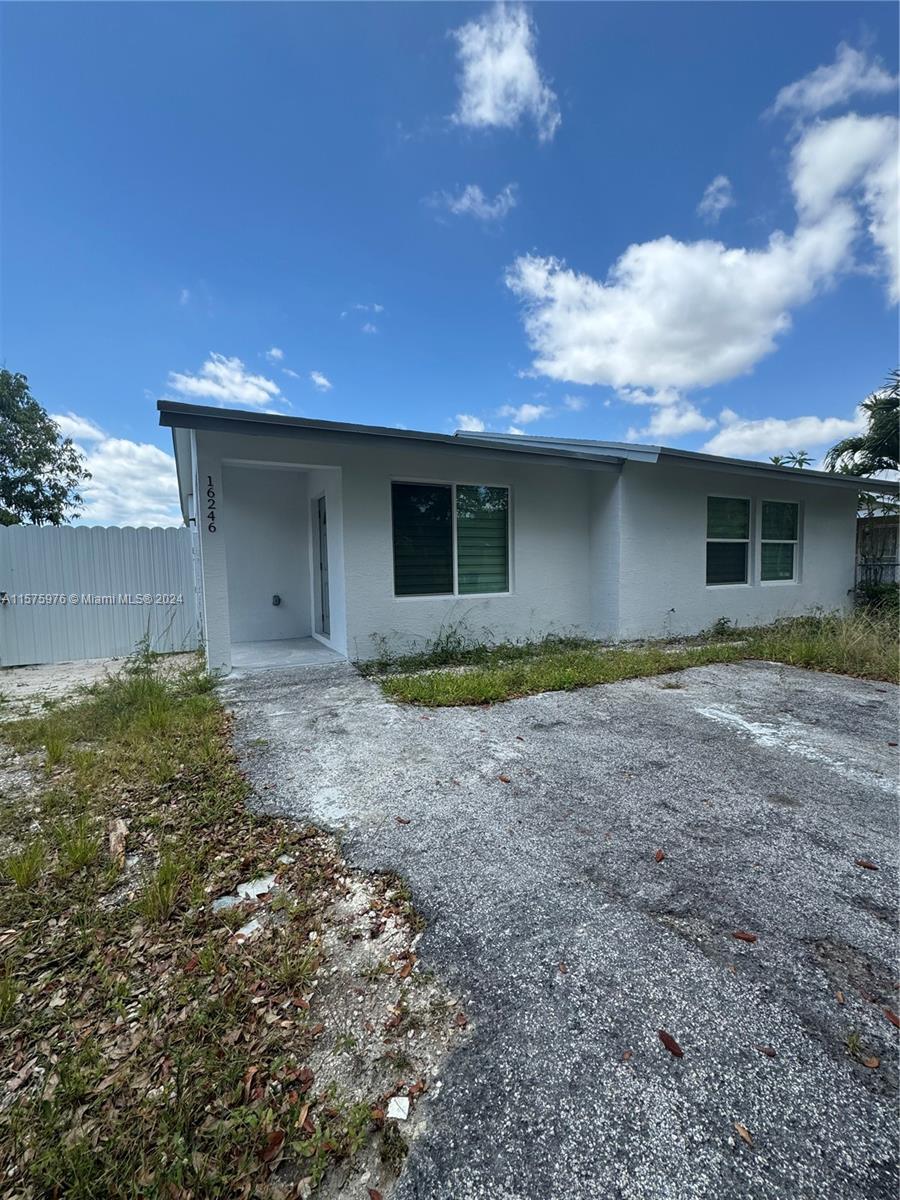SPACIOUS FULLY REMODELED SINGLE FAMILY WITH A PATIO. CENTRALLY LOCATED IN HOMESTEAD. 3 BED 2 BATH. M
