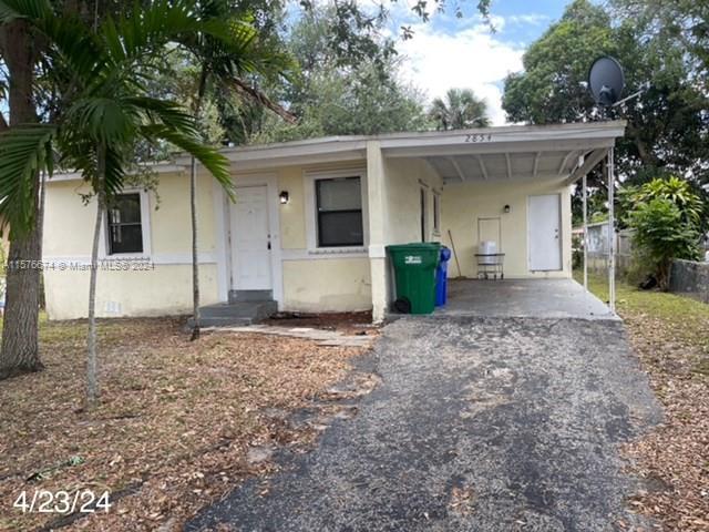 GREAT STARTER HOME, LOCATED IN CLOSE PROXIMITY TO MAIN THROROUGH FARES. GREAT POTENTIAL FOR INVESTOR