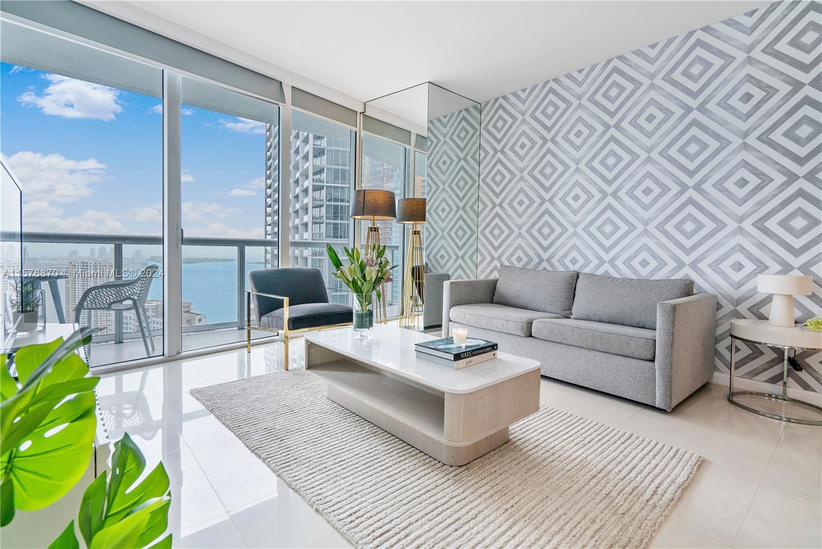 AIRBNB, no restrictions. Overlooking the pool, Miami River, Downtown Miami and the Biscayne Bay, thi