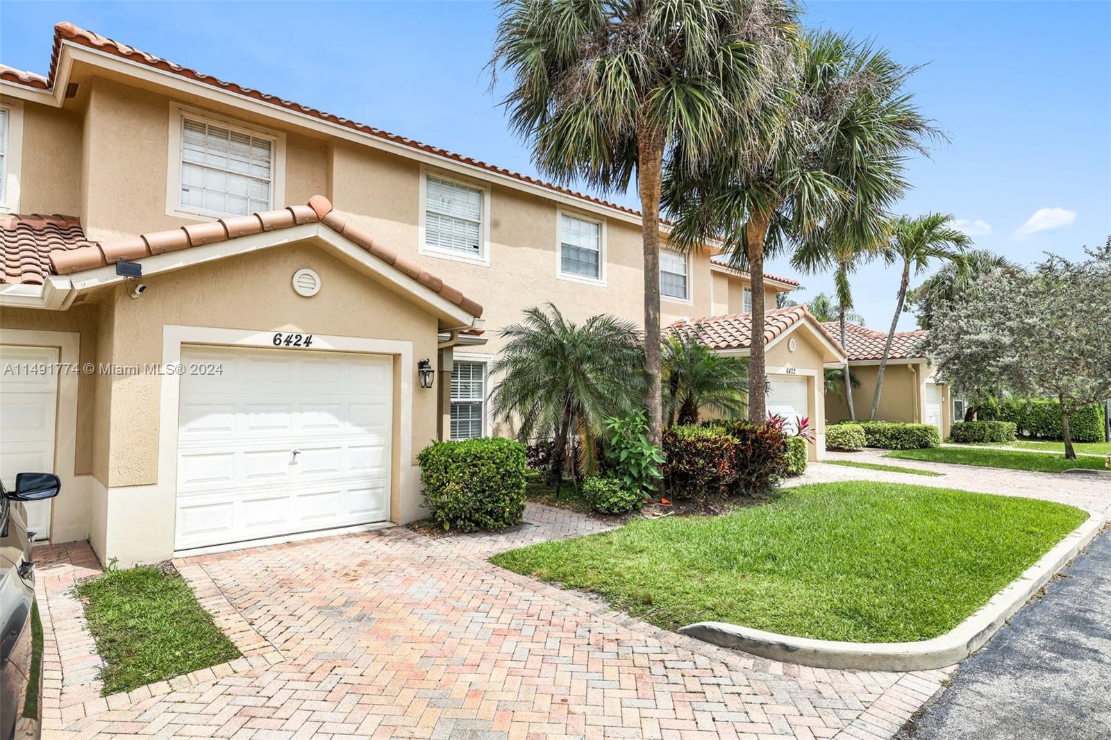 Welcome to your new home in the heart of Boynton Beach. This inviting 3-bedroom home offers a conven