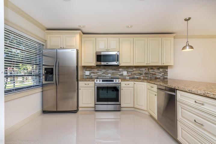 MODERN, SPACIOUS, STUNNING VIEW! BEAUTIFUL 2/2. FEATURING WOOD KITCHEN CABINETS, GRANITE COUNTERTOPS