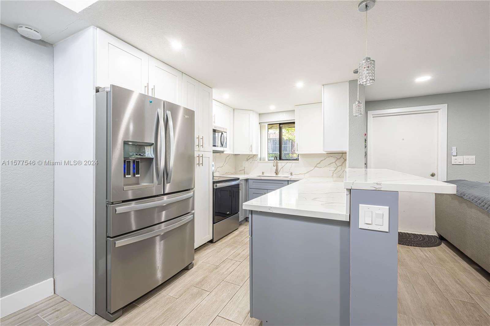 OFFERING A COZY COMPLETELY REMODELED 902 sqft 2br/2br TOWNHOUSE LOCATED IN THE POMPANO BEACH. THIS A