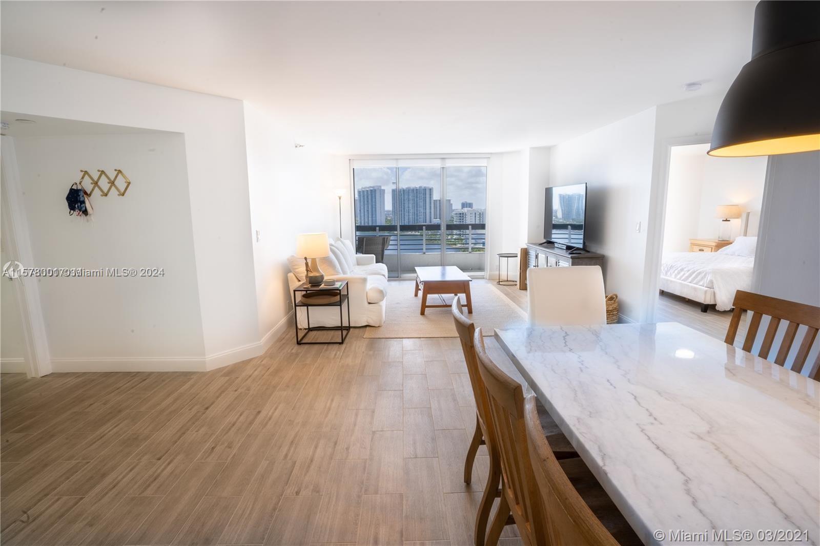 Beautiful 2 bed and 2 bath apartment with amazing 180 degrees views from the 19th floor overlooking 
