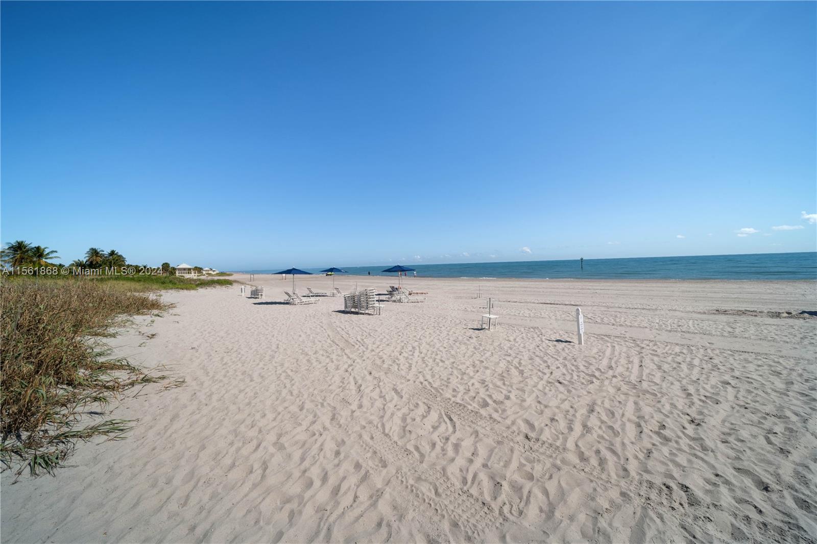 ENJOY A BEAUTIFUL LIFESTYLE AT KEY BISCAYNE!! COMPLETELY REMODELED UNIT AT THE COMMODORE CLUB WEST W