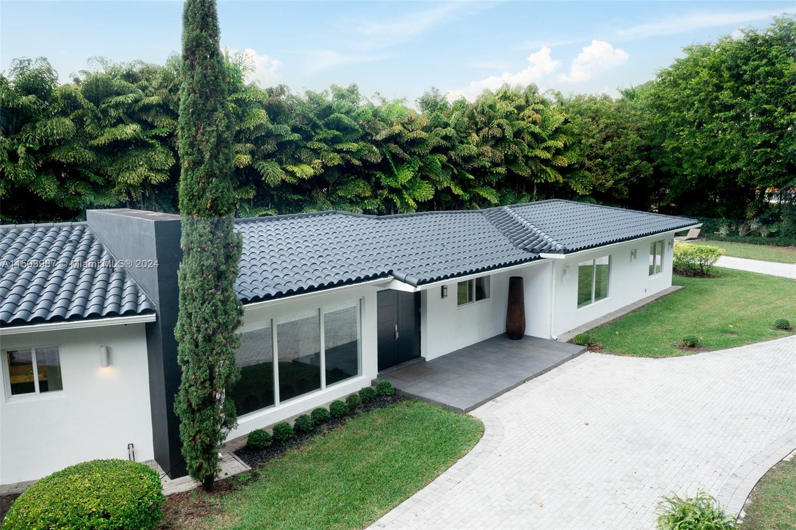 Photo of 8650 Old Cutler Rd in Coral Gables, FL