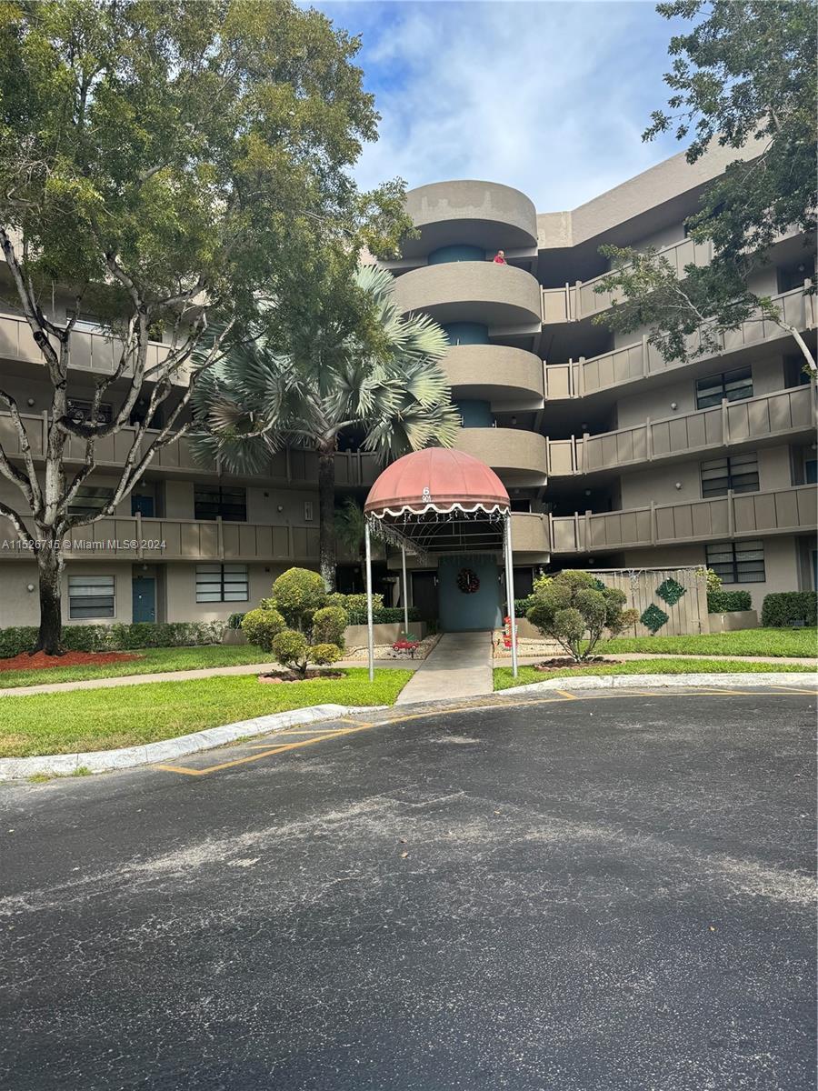 Photo of 901 Colony Point Cir #322 in Pembroke Pines, FL