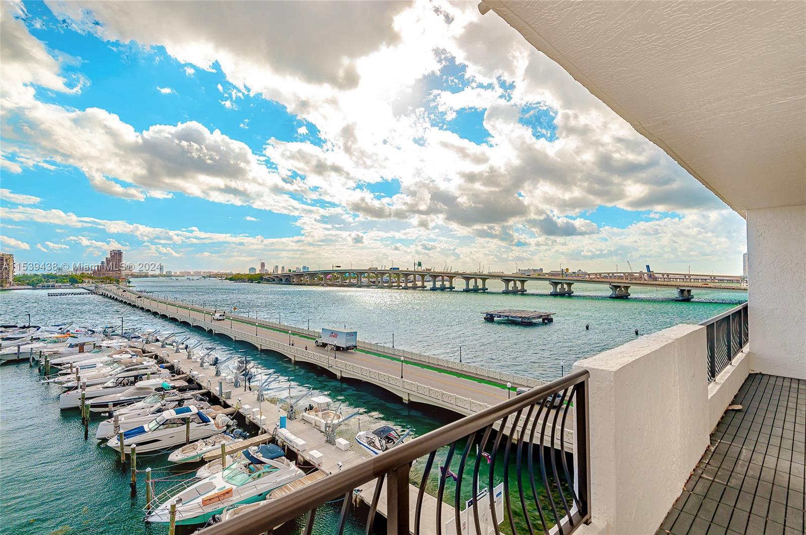 Discover urban living at its finest in this beautiful 1-bedroom, 1.5-bath residence in Edgewater. En