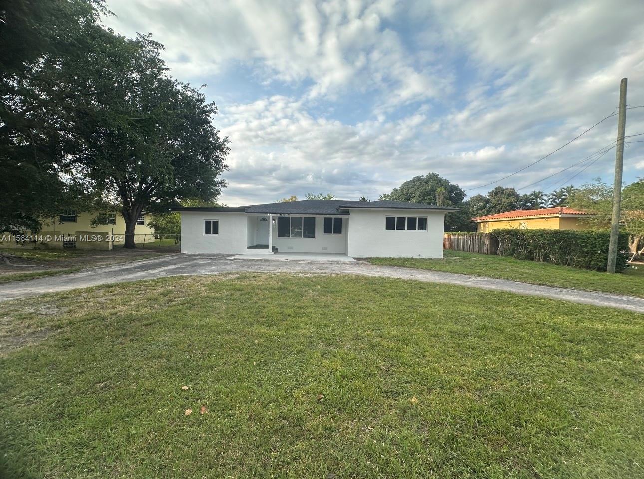 Photo of 901 NW 153rd St in Miami, FL