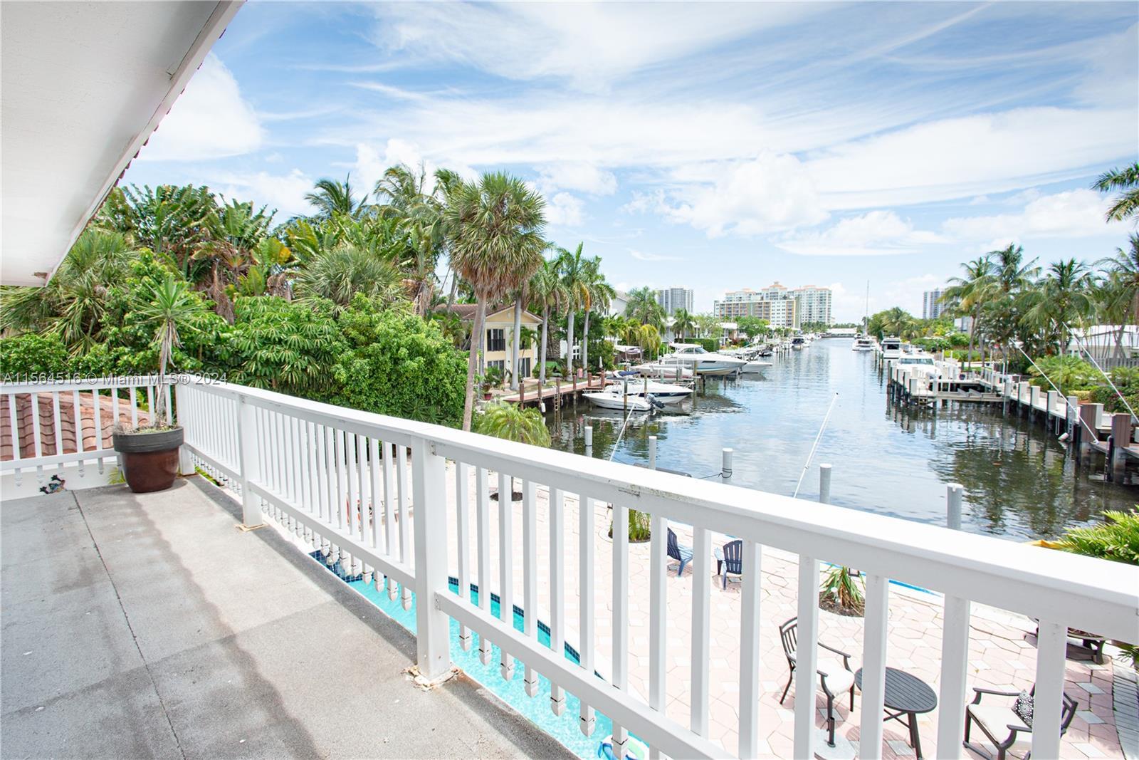 Finally up for sale this amazing property with Large Boat deck place at the end of the canal. Your o
