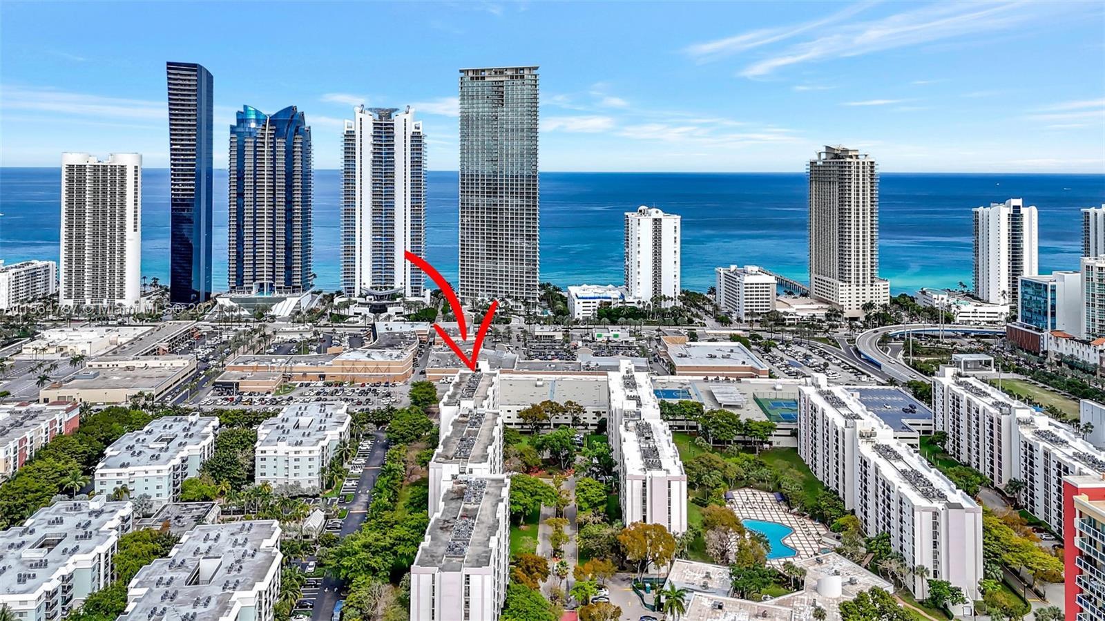 Unit in amazing location. 3-minute walk to beach. Close to everything Sunny Isles has to offer. Noth