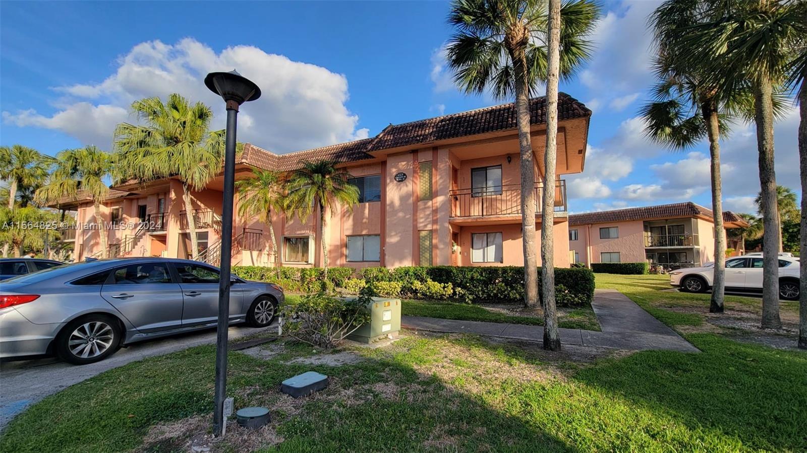 Photo of 223 Lakeview Dr #204 in Weston, FL