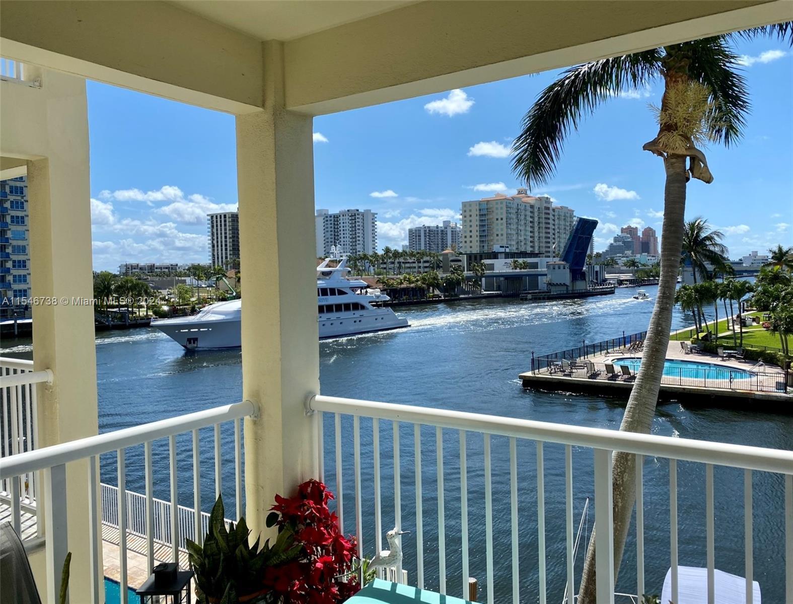 PEACEFUL, DIRECT SE INTRACOASTAL WATER VIEWS FROM THIS SPACIOUS 1 BEDROOM/1 AND 1/2 BATHROOM. 
LARG