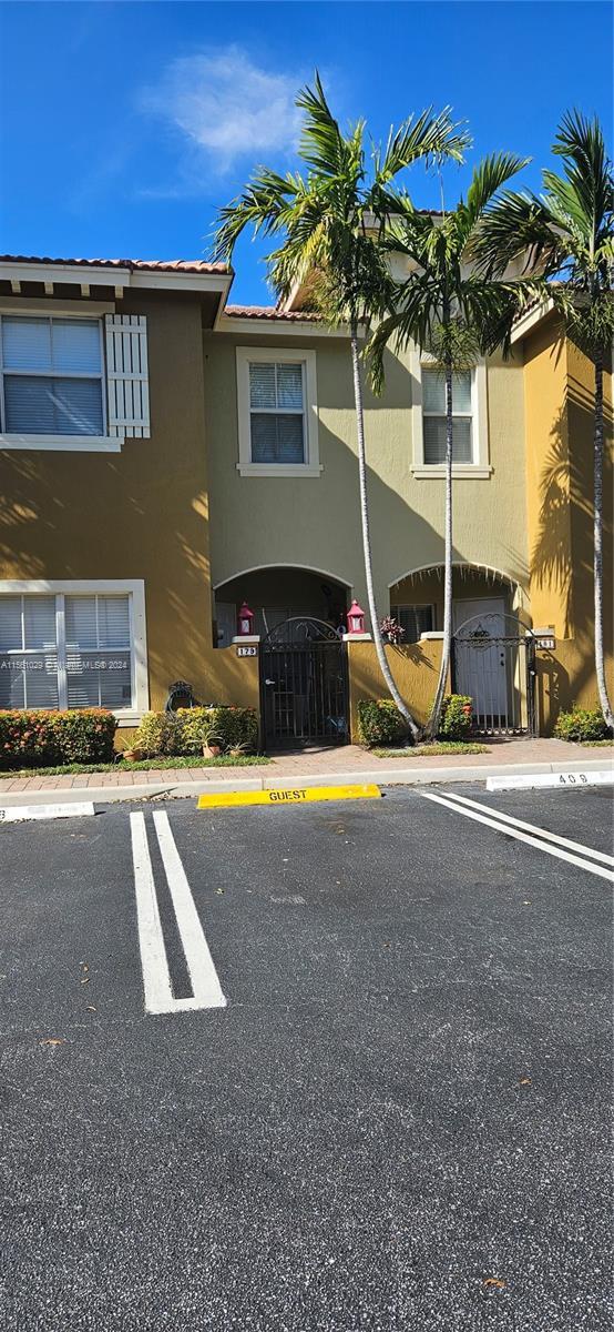 Beautiful townhouse in the area of Boyton Beach. Centrally located, close to shopping and dinning. Y