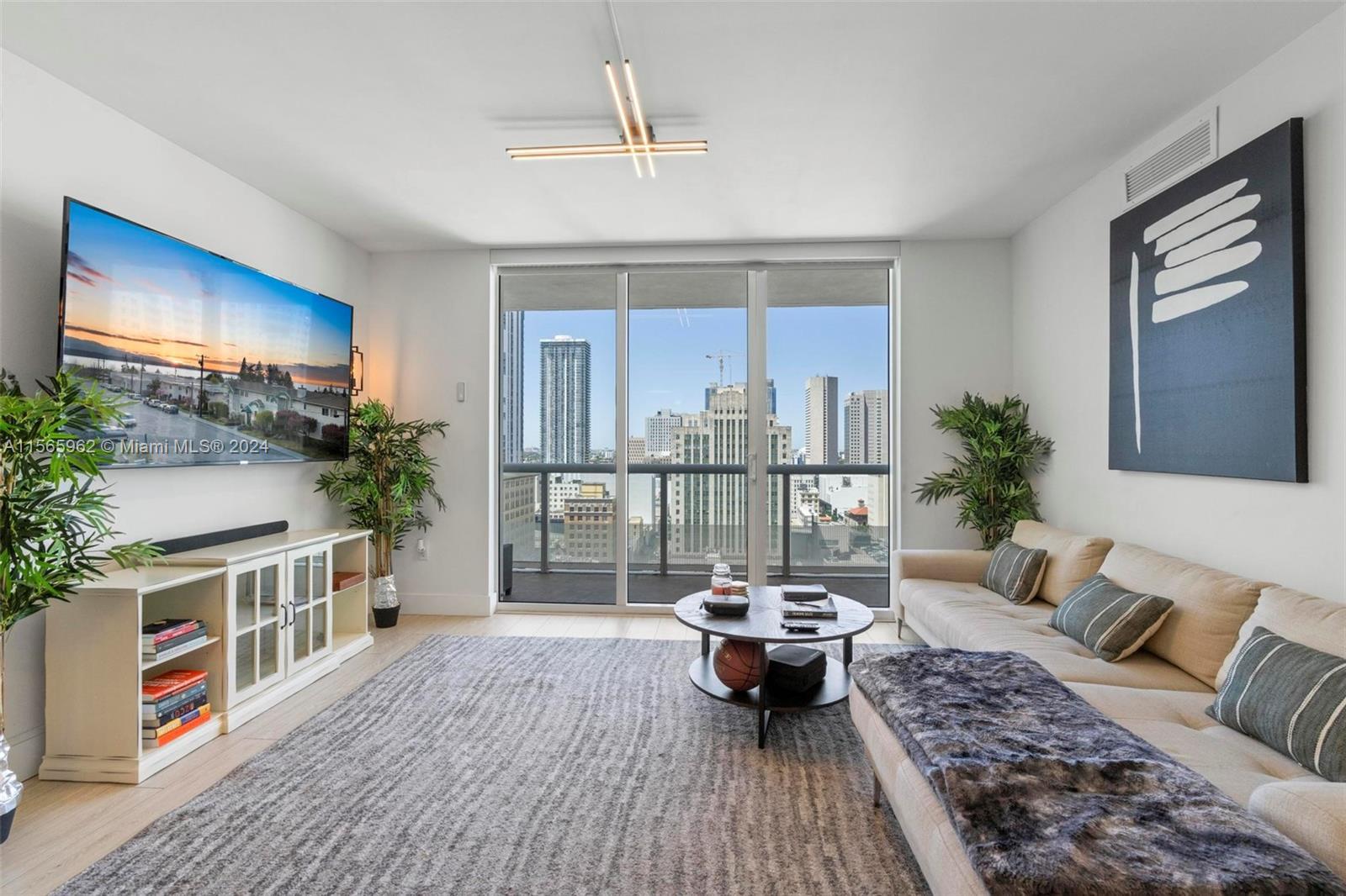 Beautifully Remodeled 2 bed / 2 bath unit with spectacular bay and city views. Wraparound balcony. F