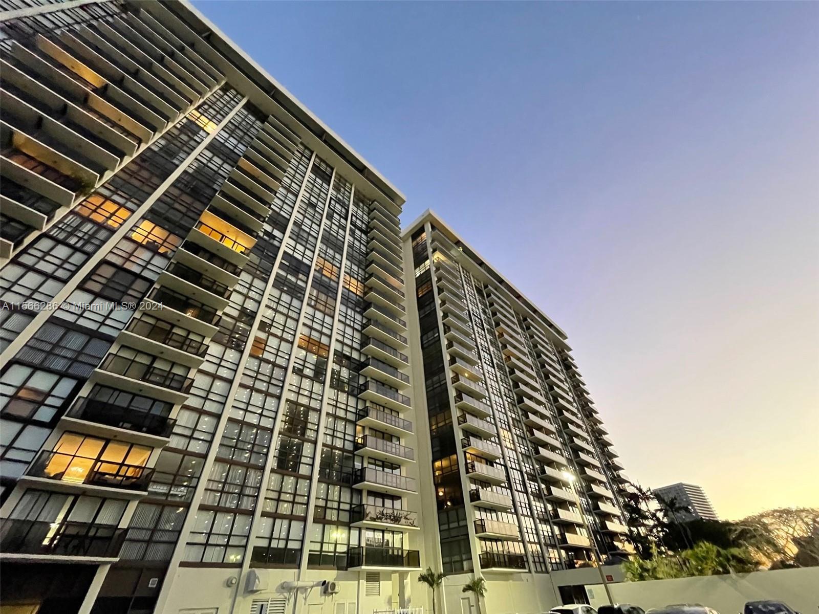 This spacious 2/2 condo features incredible bay views, floor to ceiling windows throughout w/water v