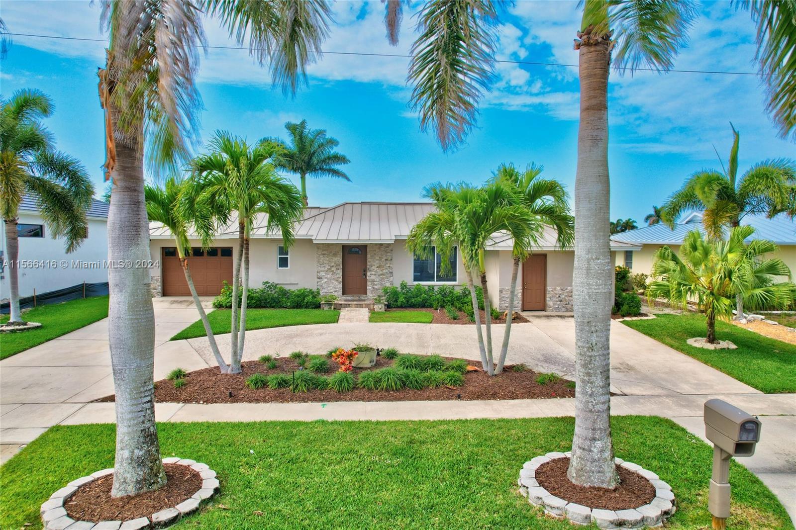 Photo of 820 Willow Ct in Marco Island, FL