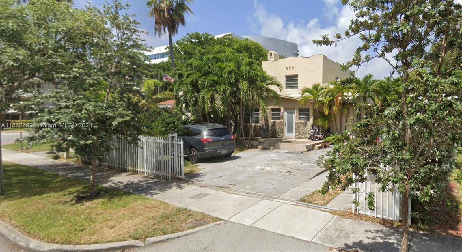 Spectacular property with endless possibilities, located in the heart of South Beach. It currently c