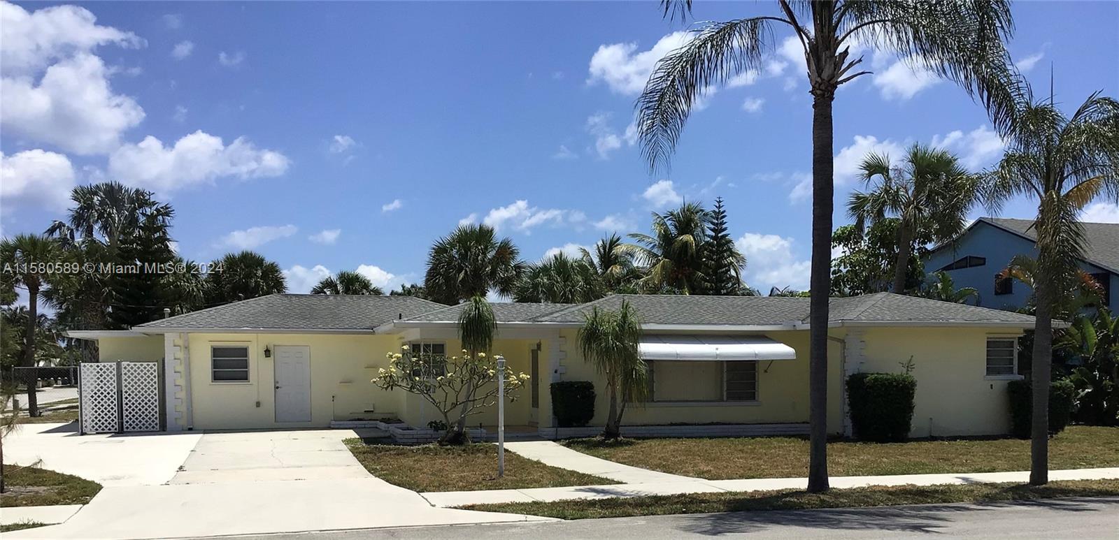 Charming 2/3 home on a corner lot in a Centrally located Lake Worth College Point Neighborhood. Idea